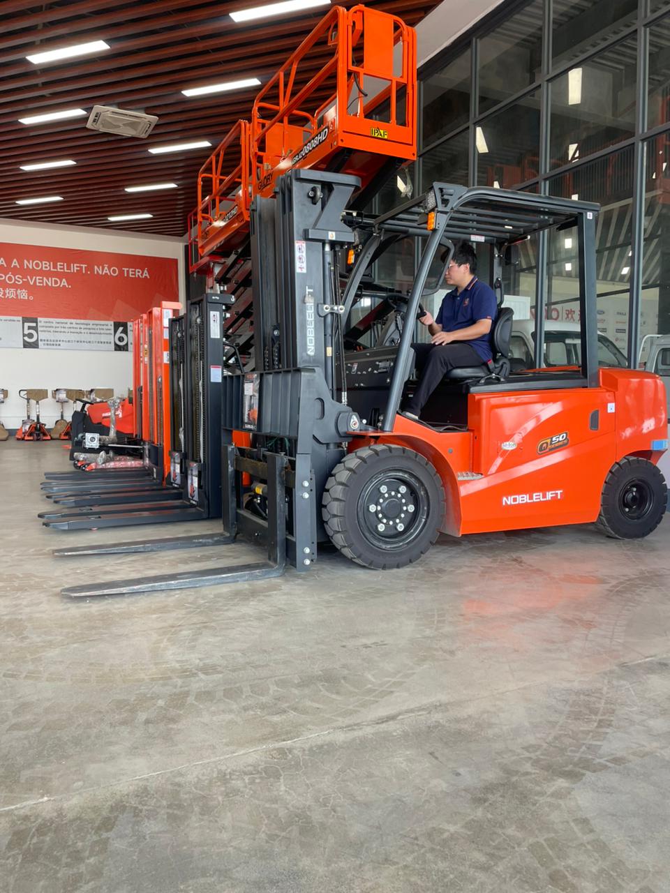 Empilhadeira Noblelift no showroom